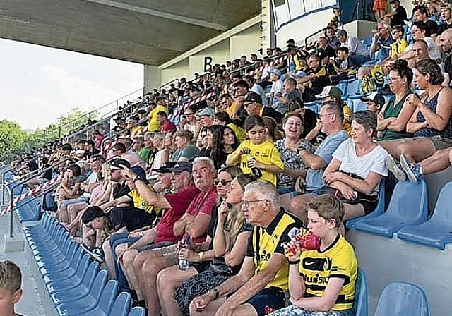 Ein Ausschnitt aus der gut besetzten Tribüne beim letztjährigen Testspiel der Young Boys gegen den SC Kriens. So darf es am 17. Oktober 2026 auch im Cupspiel FC Grenchen 15 gegen die Grasshoppers aussehen. Archivbild (3. Juli 2025): Joseph Weibel