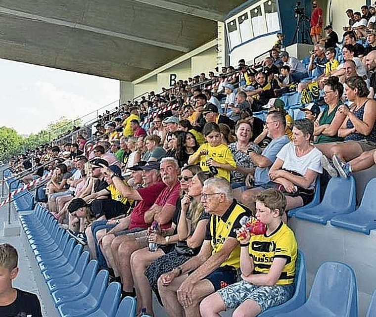 Ein Ausschnitt aus der gut besetzten Tribüne beim letztjährigen Testspiel der Young Boys gegen den SC Kriens. So darf es am 17. Oktober 2026 auch im Cupspiel FC Grenchen 15 gegen die Grasshoppers aussehen. Archivbild (3. Juli 2025): Joseph Weibel