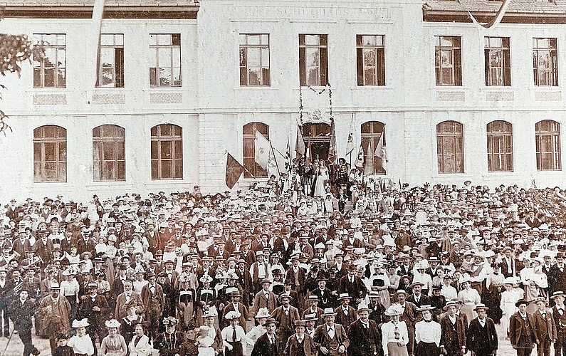 Eröffnungsfeier des neuen Schulhauses 1902 mit Festumzug und Kostümierung. Eröffnungsfeier des neuen Schulhauses 1902 mit Festumzug und Kostümierung.