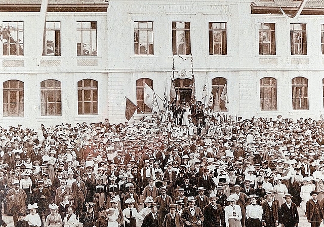 Eröffnungsfeier des neuen Schulhauses 1902 mit Festumzug und Kostümierung.