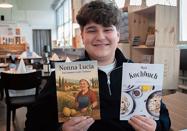 Jungautor Davide Lo Giudice präsentiert stolz seine beiden Werke «Nonna Lucia» und «Mein Rezeptbuch». Die Bücher sind im Restaurant Amici in Grenchen erhältlich. Bild: Lisa Bertelle