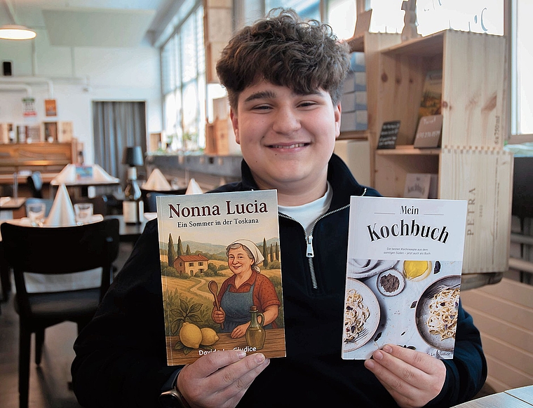 Jungautor Davide Lo Giudice präsentiert stolz seine beiden Werke «Nonna Lucia» und «Mein Rezeptbuch». Die Bücher sind im Restaurant Amici in Grenchen erhältlich. Bild: Lisa Bertelle
