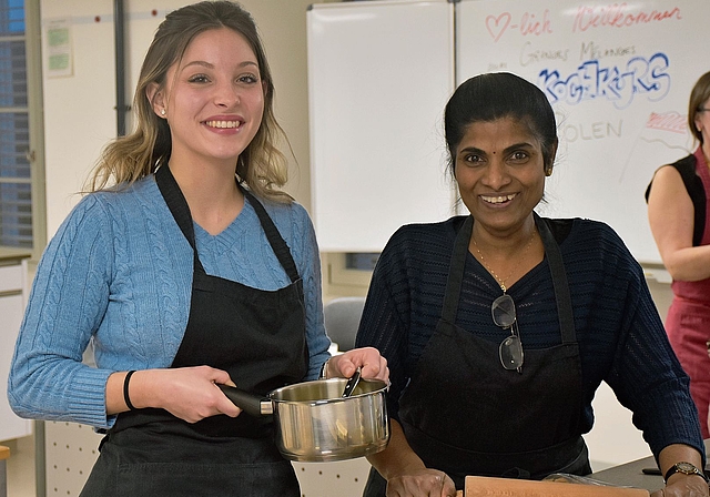 Autorin Lisa Bertelle (links) mit ihrer Kochpartnerin Thayamathi Manichelvan. Bild: zvg
