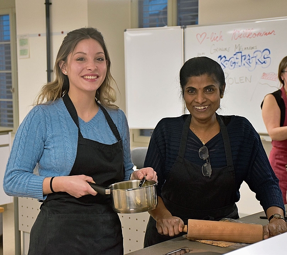 Autorin Lisa Bertelle (links) mit ihrer Kochpartnerin Thayamathi Manichelvan. Bild: zvg Autorin Lisa Bertelle (links) mit ihrer Kochpartnerin Thayamathi Manichelvan. Bild: zvg