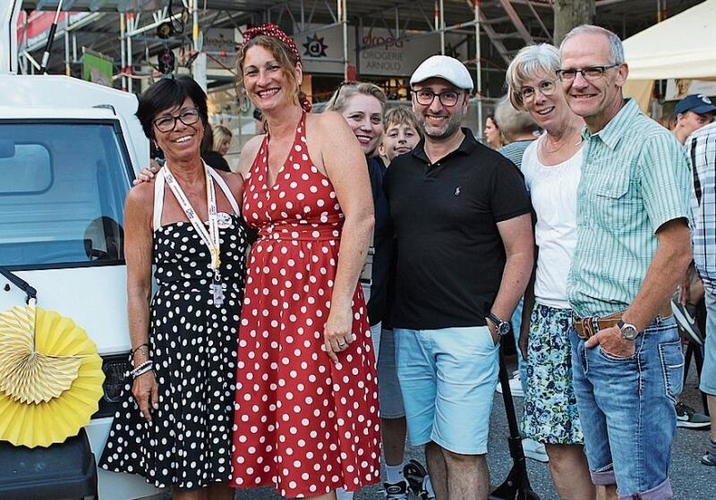 Zweimal im Fifty-Look mit Monika Bruder und Adriana Palermo – viermal sommerlich-sportlich mit Cristina Caruso, Enea Caruso, Raffaele Caruso, Sybille Boder und Marc Boder (von links).