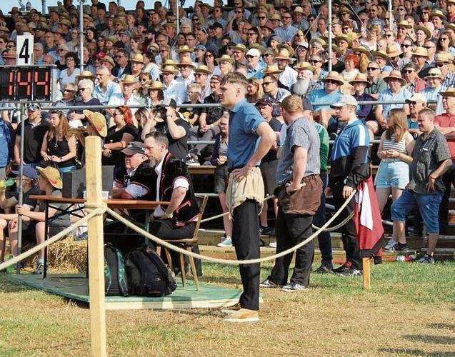 Dieser junge Mann in Schwingerhosen will bald vor grossem Publikum Glanztaten vollbringen.Bilder: zvg
