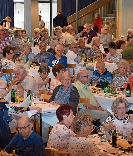 Ein voller Saal am traditionellen Seniorenanlass im Parktheater.