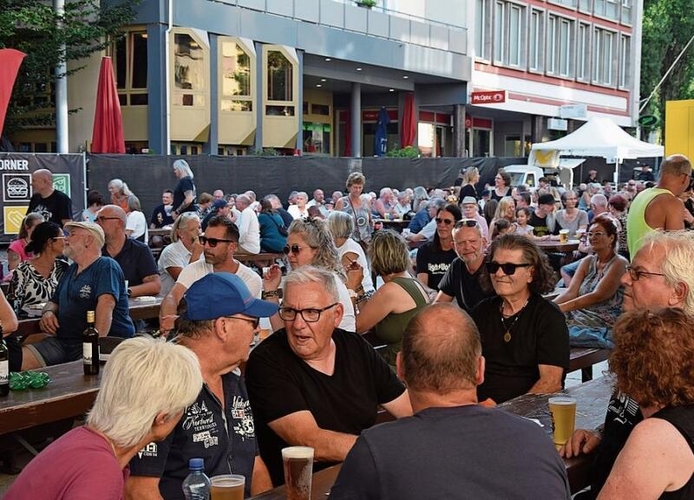 Über 1000 Zuschauerinnen und Zuschauer genossen die Stimmung.