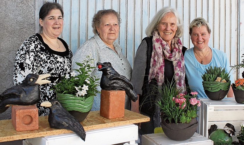 Die Vögel von Elisabeth Batt aus Pieterlen faszinieren. Am Stand mit Fabienne und Johanna Weitz aus Oberwil sowie Elisabeth Batt und Gabrielle von Zeerleder aus Lyss (v. l.). Die Vögel von Elisabeth Batt aus Pieterlen faszinieren. Am Stand mit Fabienne und Johanna Weitz aus Oberwil sowie Elisabeth Batt und Gabrielle von Zeerleder aus Lyss (v. l.).
