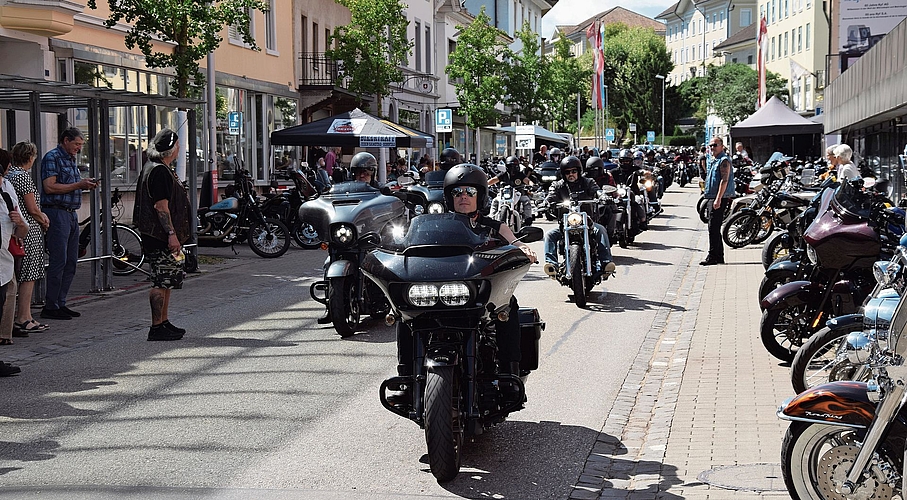 Genialer Moment, wenn gut 50 Biker gleichzeitig in Grenchen einfahren.