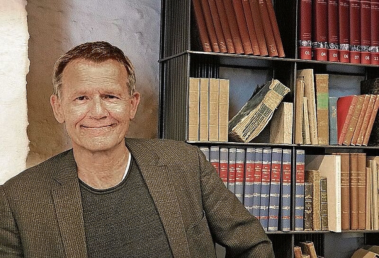Christof Gasser an der Lesung seines neuen Krimis «Wenn die Schatten sterben». Foto: zvg
