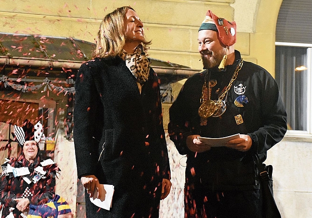 Zum Fasnachtsauftakt gab es für Stadtpräsidentin Susanne Sahli noch eine Konfetti-Dusche. Sie nahm es gelassen und genoss die «Räppli»-Dusche, wie die Basler sagen würden, sichtlich. Rechts von ihr Obernarr 2026 Michel Baier. Foto: Joseph Weibe