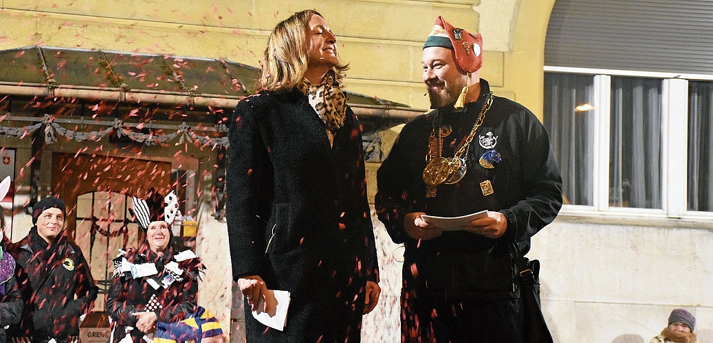 Zum Fasnachtsauftakt gab es für Stadtpräsidentin Susanne Sahli noch eine Konfetti-Dusche. Sie nahm es gelassen und genoss die «Räppli»-Dusche, wie die Basler sagen würden, sichtlich. Rechts von ihr Obernarr 2026 Michel Baier. Foto: Joseph Weibel