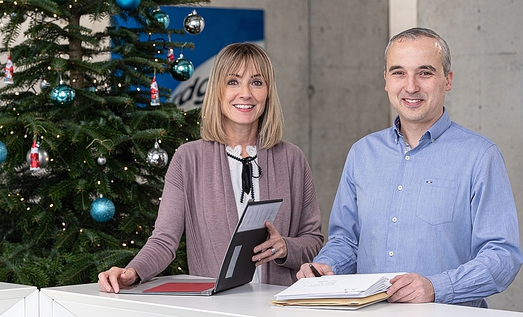 Gallia Gabbellini und Franco Carritiello vom SWG-Kundendienst: «Wir danken allen Kundinnen und Kunden für ihr Vertrauen. Wir freuen uns auch im kommenden Jahr auf viele schöne und positive Kontakte und wünschen allen ein frohes Fest». zvg)