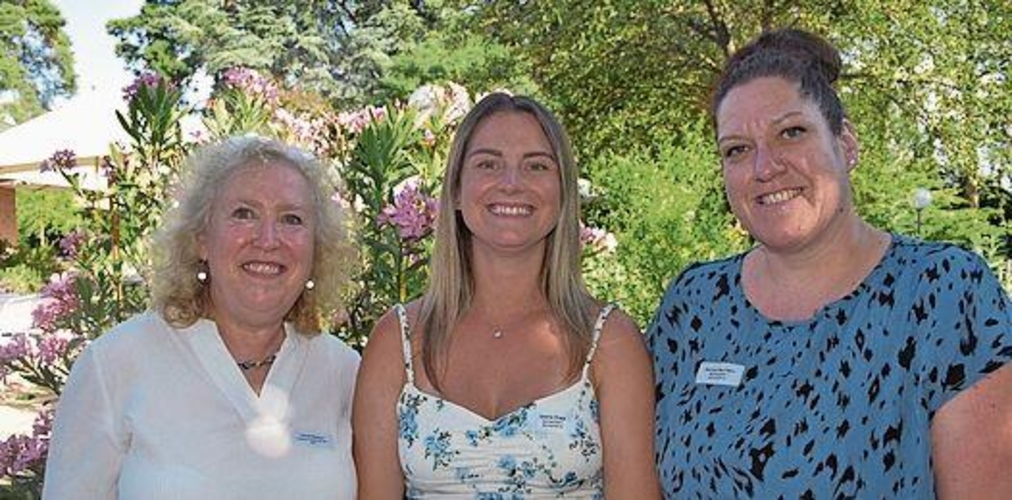 Sie haben für die Jahresschlussfeier hinter den Kulissen gewirkt. Die Damen von der Schulverwaltung (von links): Ursula Bischof, Saskia Braga und Sandra Baumann.
