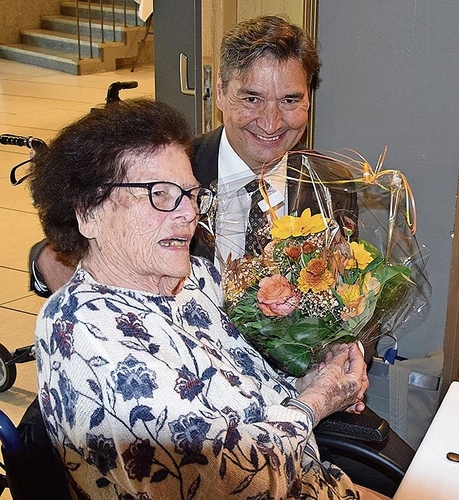 Die älteste anwesende Teilnehmerin, die 95‑jährige Marie Roth, wird von Stadtpräsident François Scheidegger mit einem Blumenstrauss geehrt.