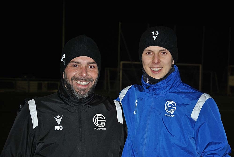 Training bei Minusgraden: Neo-Trainer Michael Obrecht (links) und sein neuer Goalie Breogan Espasandin bereiten sich auf die Rückrunde vor. Bild: Daniel Martiny