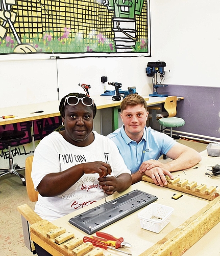 Lyase Blessing demontiert ein altes Schreibmanual im Metallatelier – assistiert wird sie von Alessandro Cerri, Betreuungsperson von der Siftung Rodania. 