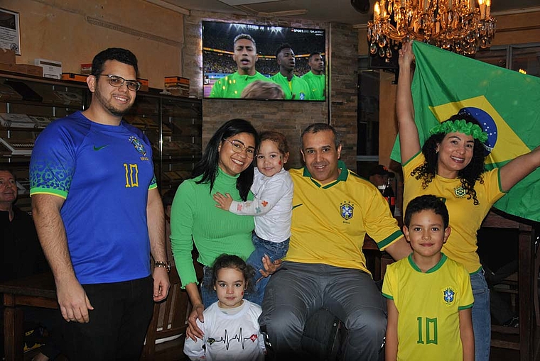 Die fussballverrückten Brasilianer dürfen im Baracoa beim 1:0 gegen die Schweiz und der Achtelfinal-Qualifikation so richtig feiern.