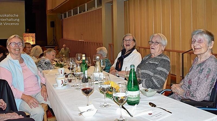 Frau Ripa (links) und ihre Freundinnen (rechts) Frau Keller,