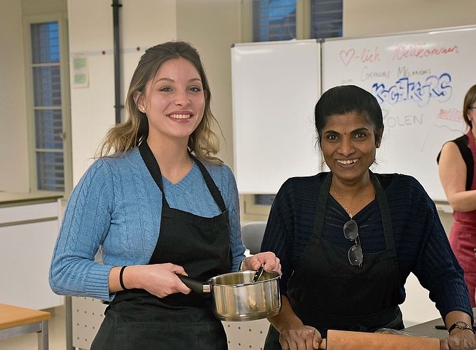 Lisa Bertelle (links, Autorin dieses Artikels) war zusammen mit Thayamathi Manichelvan in der Dessert-Küche.
