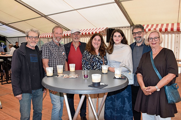 Zur Stärkung vor der Besichtigung gab es erst einmal einen Kaffee (von links): Walter Ochsenbein, Adrian Cslovjecsek, Willy Kaufmann, Sandra und Anna-Eleonora Pizzulli (sie sind im Vorstand der Triennale 2027), Paolo Pizzulli und Christine Cslovjecsek.