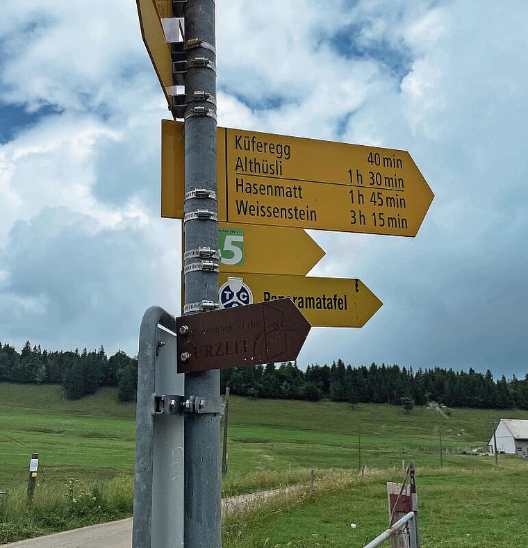 Vom Grenchenberg aus führen bekanntlich auch viele schöne Wanderwege Richtung Osten oder auch Westen. Deshalb ist Grenchens Hausberg ein beliebtes Ausflugsziel weit über die Stadtgrenzen hinaus. Bild: Joseph Weibel