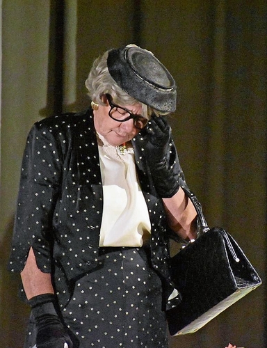 Die ehrwürdige Dame und Grossmutter der Braut ist vergrämt. Die ehrwürdige Dame und Grossmutter der Braut ist vergrämt.