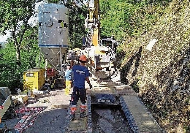 Die beiden Aufnahmen von den Sanierungsarbeiten 2022 dokumentieren eindrücklich, wieso die Strasse zeit-weise ganz gesperrt werden muss.Bilder: Bürgergemeinde Grenchen