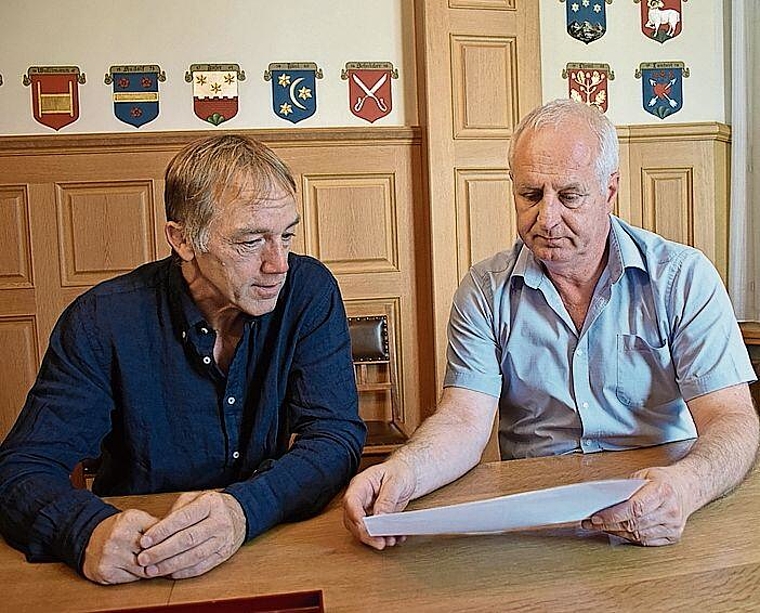 Verwalter Renato Müller und Bürgergemeindepräsident Eduard Sperisen (links) betrachten den Bauplan mit den sieben zu sanierenden Strassenabschnitten der Grenchenbergstrasse. Bild: Joseph Weibel