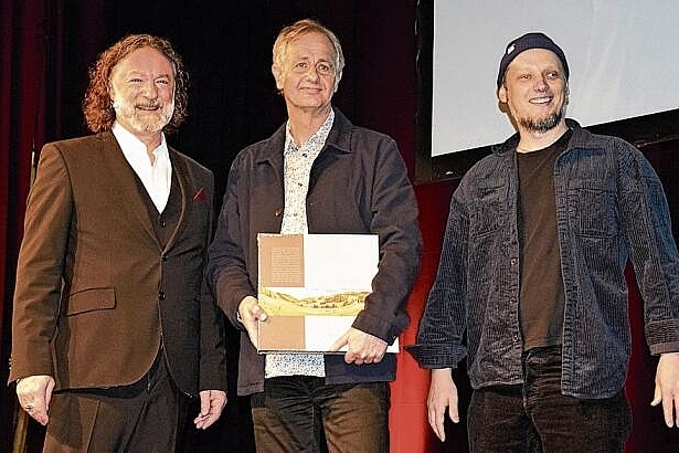 Der Grenchner Fotograf Hanspeter Bärtschi (Mitte) präsentiert stolz seinen mit 10000 Franken dotierten Fachpreis. Moderator Christoph Rölli, Präsident des Kantonalen Kuratoriums für Kulturförderung, und Gestalter Nicolo Bernasconi (rechts) freuen sich mit ihm.