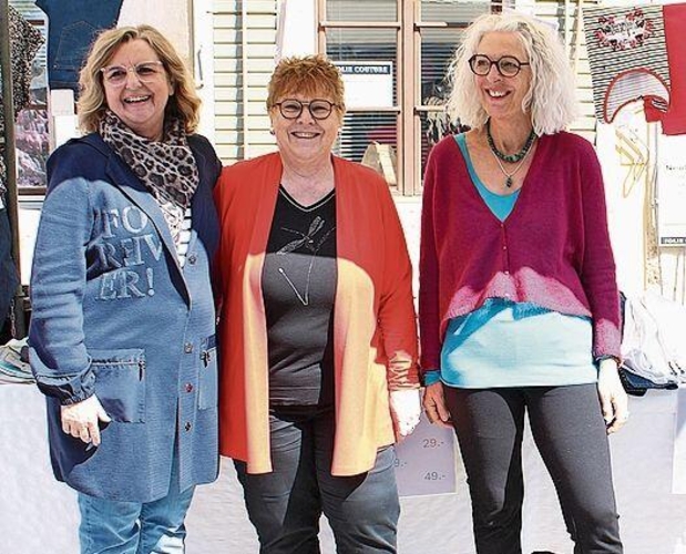 Ein Frauen-Trio auf den Spuren der Marktstände (von links): Marianne, Myriam Beutler und Sibylla Gafner.