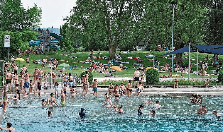 Das Schwimmbad Grenchen bietet seine Einzeleintritte, gegen Abgabe des Bons, mit 50 Prozent Rabatt an.Bild: PD