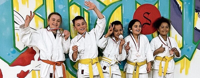 Die erfolgreichen Grenchner Judokas (von links): Jasmin Käch (1.), Raphael Lanz (2.), Rosana Suarey (2.), Alessia Garcia (3.), Alissia Zinglia (3.). Nicht auf dem Bild sind Yamiro Niederhäuser, Tiziano Napolitano, Martha Cetay, Ayla Knellwolf, Ilia