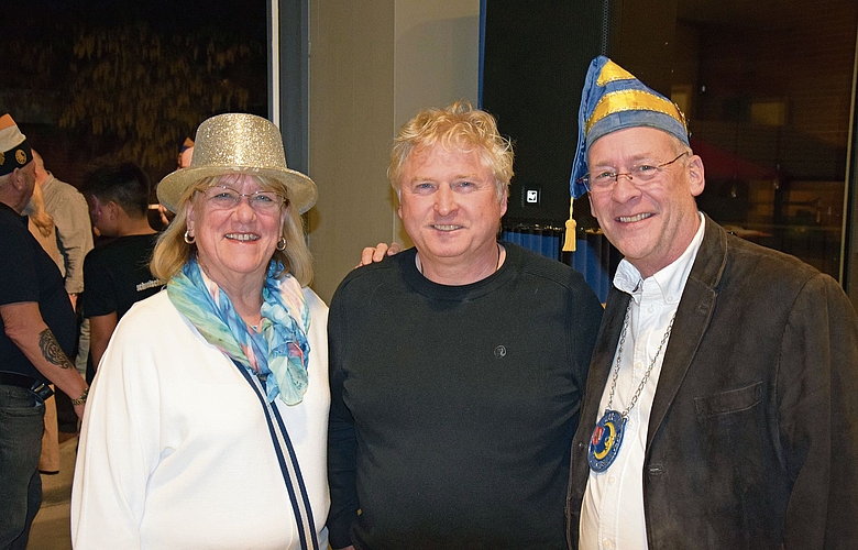 Vize-Stadtpräsident Patrick Crausaz wird von Monika Granig und Dominik Hirschi umrahmt.