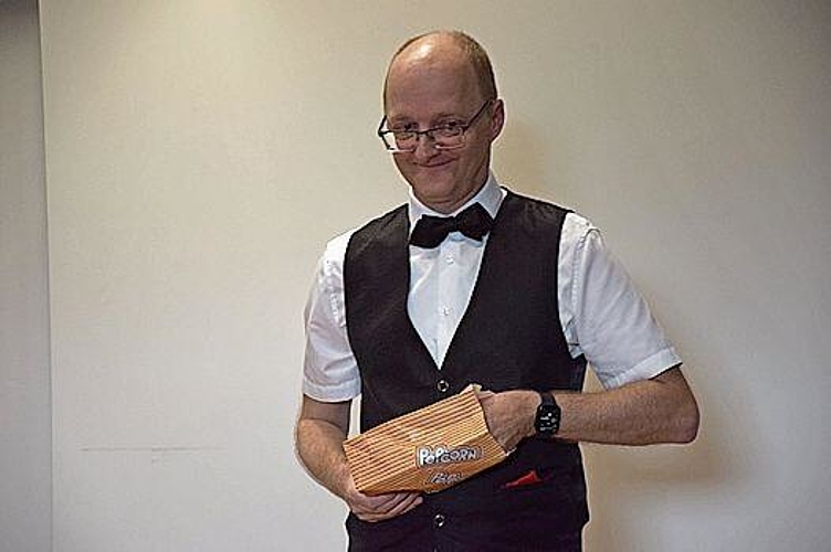 Der Held der Kinder: Zauberer Ron Bertolla.