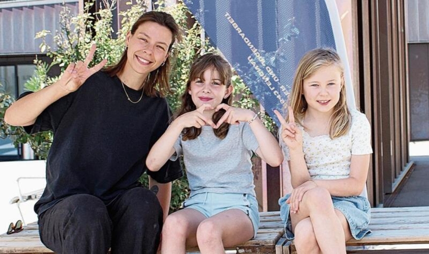 Die Mädchen Milena (rechts) und ihre Freundin Elin (Mitte) posieren gerne für ein Bild mit Melissa (links), der Jugendarbeiterin. Bilder: Anna Gähler