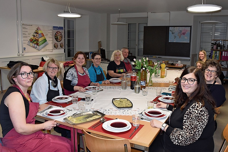 Die Koch-Crew an der Tafel. Vorne links Kochleiterin Jolanta Ciesielska-Sieradzka, die das polnische Menü zusammenstellte.