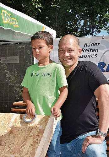 Stefan Bernhard begleitet seinen Sohn Simon auf dem Spielparcours. 