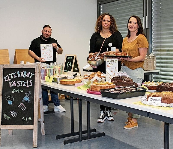 Der Kuchenstand des Elternrates durfte nicht fehlen, repräsentiert von: 
(von links) Saras Ceylan, Adelie Dos Santos und Sarah Ramser.