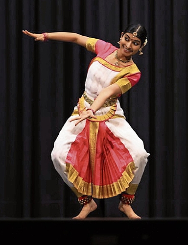 Vibuja Manichelvan beim ausdrucksstarken Tanz Bharatanatyam. Bilder: zvg