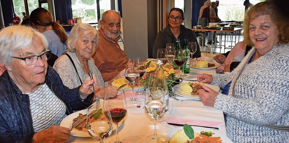 Annelis Purtschert, Maria Infanger und Irène Näf von der Altersresidenz (von links) besuchen gemeinsam das Parktheater.