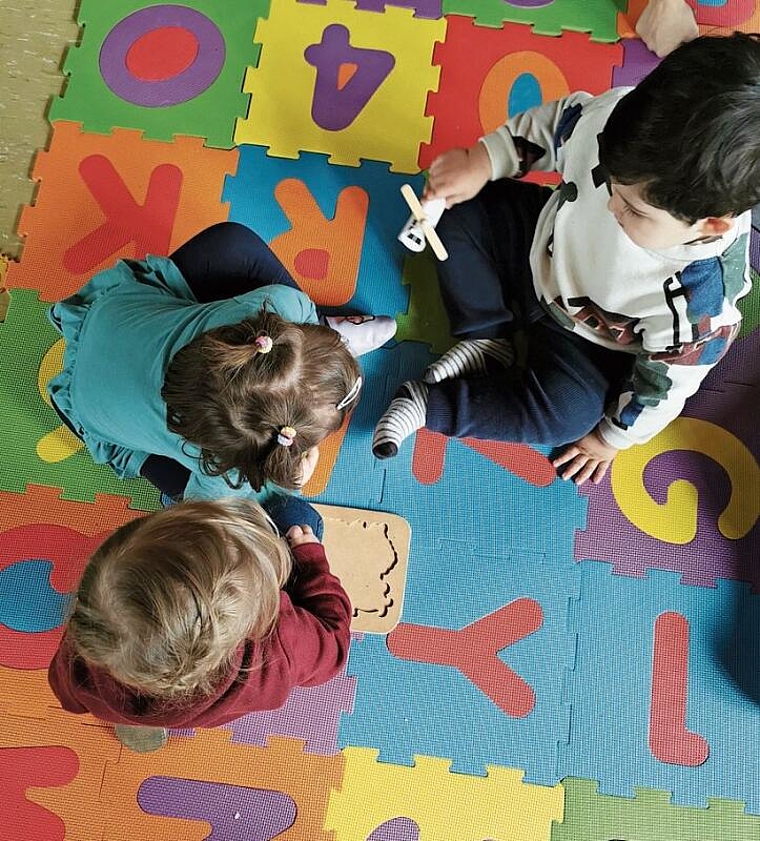 Der Familienverein Grenchen hat mit der Krabbelgruppe einen Treffpunkt ins Leben gerufen, von dem die Kinder sowie die erwachsenen Begleitpersonen sehr profitieren können. Bild: zvg