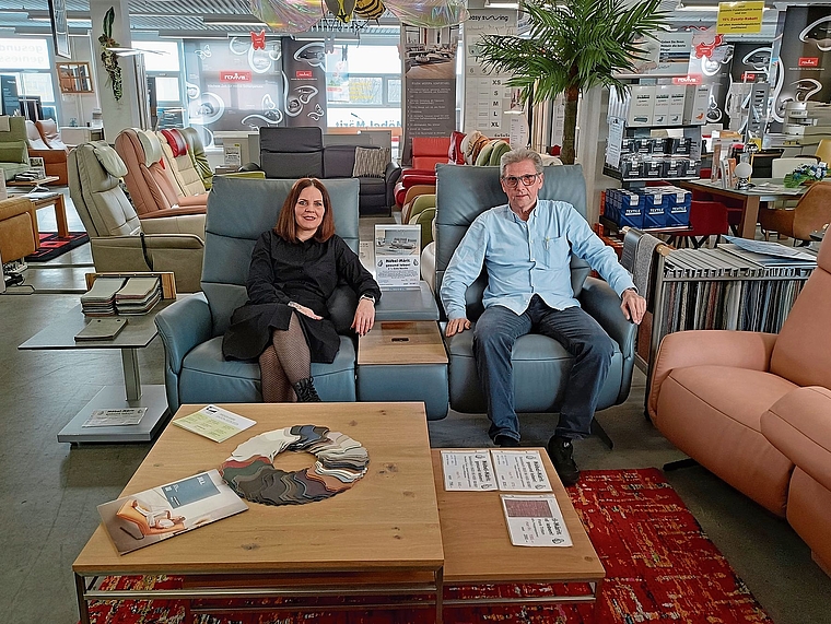 Stefan «Mützu» Mumenthaler zusammen mit seiner langjährigen Mitarbeiterin Serena Calafato auf einem Relax-Sofa mit Aufstehhilfe am jetzigen Standort im Postmarkt. Bild: zvg