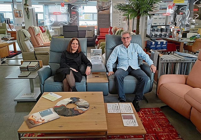 Stefan «Mützu» Mumenthaler zusammen mit seiner langjährigen Mitarbeiterin Serena Calafato auf einem Relax-Sofa mit Aufstehhilfe am jetzigen Standort im Postmarkt. Bild: zvg