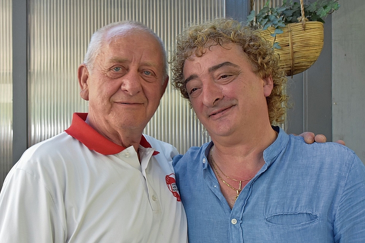 Und noch einmal Lois mit einem der Schiedsrichter am Turnier, Angelo di Biase aus Grenchen. Und noch einmal Lois mit einem der Schiedsrichter am Turnier, Angelo di Biase aus Grenchen.