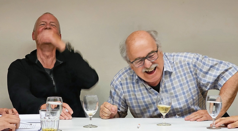 «Stell dir vor, eine Frau wird in den Bundesrat gewählt und übernimmt zu alledem noch das Militärdepartement.» Da biegen sich der Uhrenbaron, der Pfarrer und der Lehrer vor Lachen.Foto: zvg