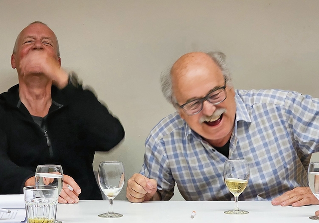 «Stell dir vor, eine Frau wird in den Bundesrat gewählt und übernimmt zu alledem noch das Militärdepartement.» Da biegen sich der Uhrenbaron, der Pfarrer und der Lehrer vor Lachen.Foto: zvg