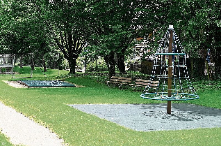 Spielplätze sind kleine Inseln für Spass, Freude und Begegnungen unter Kindern und Erwachsenen. Bild: Oliver Menge