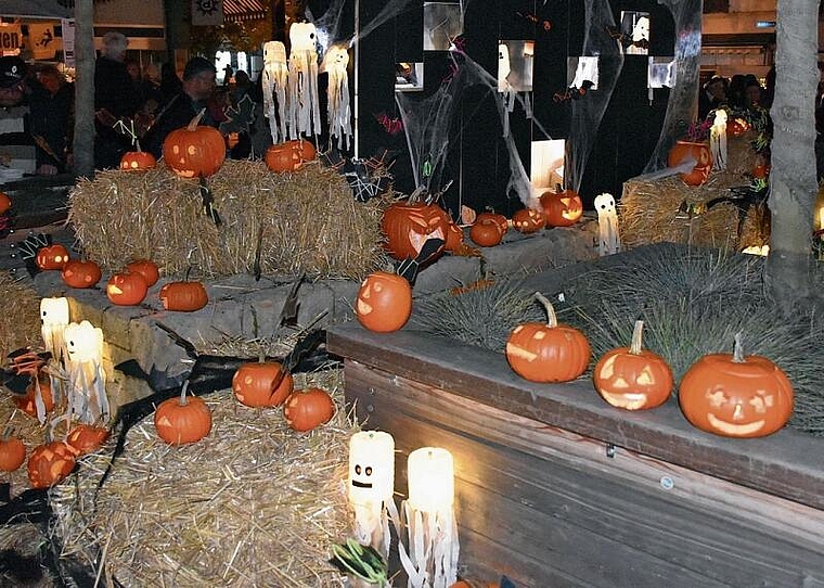 Die Chürbisnacht, Ende Oktober, lockt jeweils sehr viele Besucherinnen und Besucher, auch viele von auswärts, auf den Marktplatz.Bild: Joseph Weibel
